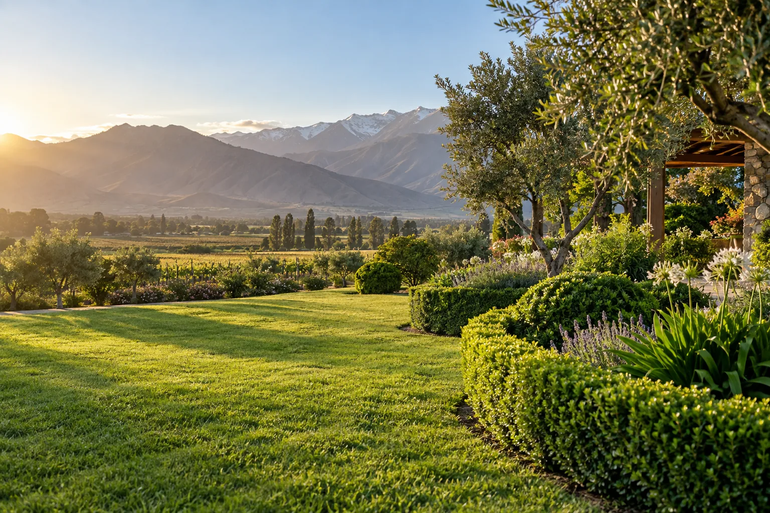 Jardín de referencia con césped y cercos verdes, inspirado en el paisaje del Valle de Aconcagua