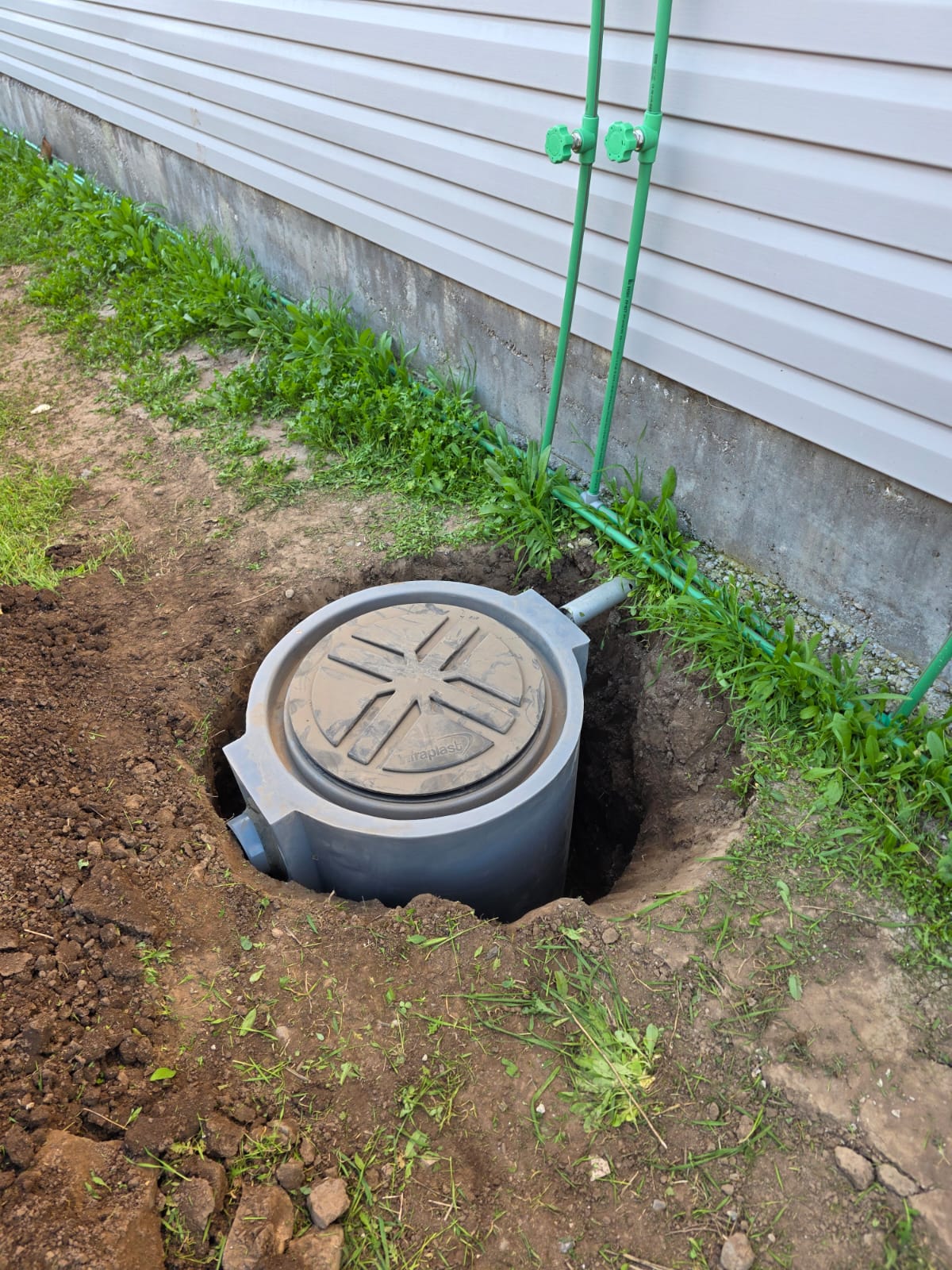 Instalación de cámara junto a una vivienda